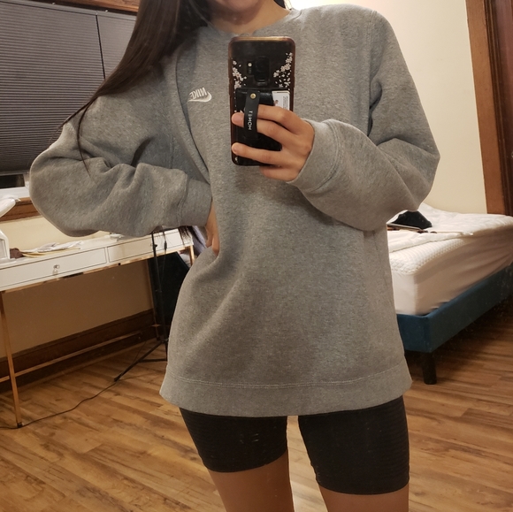 Nike gray oversized sweater - Picture 2 of 4